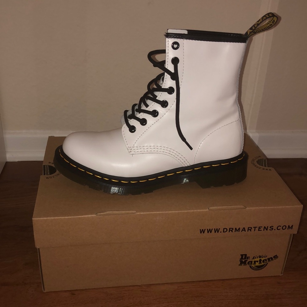 1460 women’s smooth white docs